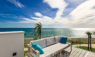 Casa adosada, lista para entrar a vivir con vistas frontales al mar, en venta a pocos minutos a pie del centro de Estepona 786309 