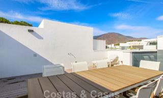 Casa adosada, lista para entrar a vivir con vistas frontales al mar, en venta a pocos minutos a pie del centro de Estepona 786311 