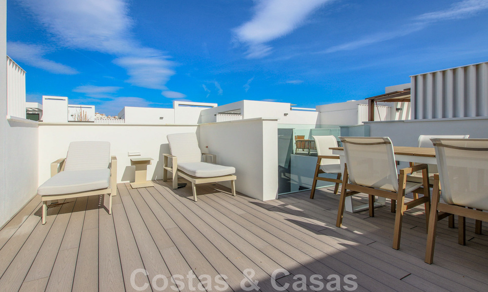 Casa adosada, lista para entrar a vivir con vistas frontales al mar, en venta a pocos minutos a pie del centro de Estepona 786312