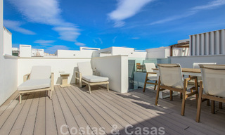 Casa adosada, lista para entrar a vivir con vistas frontales al mar, en venta a pocos minutos a pie del centro de Estepona 786312 