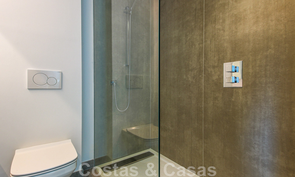 Casa adosada, lista para entrar a vivir con vistas frontales al mar, en venta a pocos minutos a pie del centro de Estepona 786315