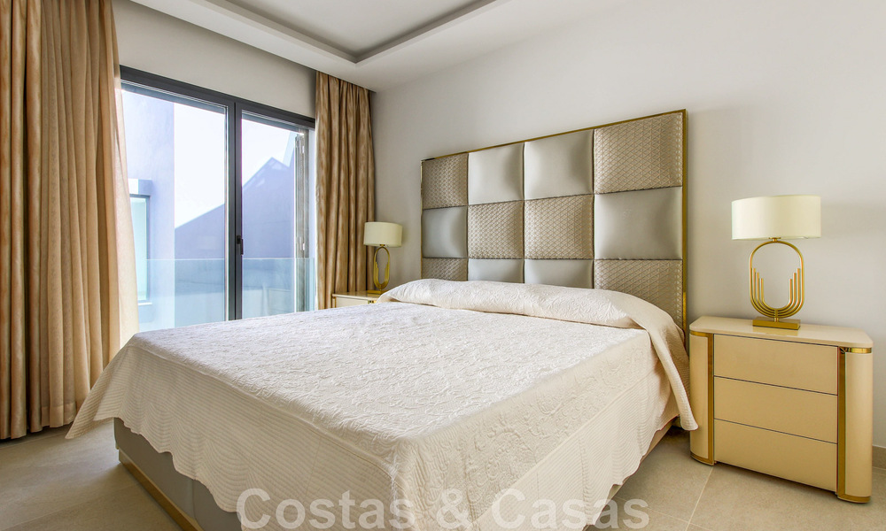 Casa adosada, lista para entrar a vivir con vistas frontales al mar, en venta a pocos minutos a pie del centro de Estepona 786316