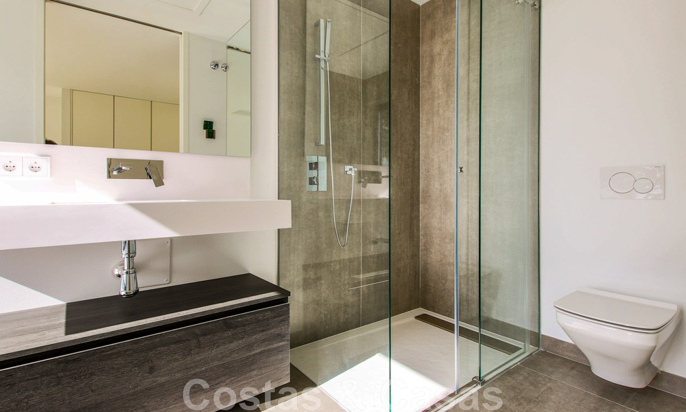 Casa adosada, lista para entrar a vivir con vistas frontales al mar, en venta a pocos minutos a pie del centro de Estepona 786319