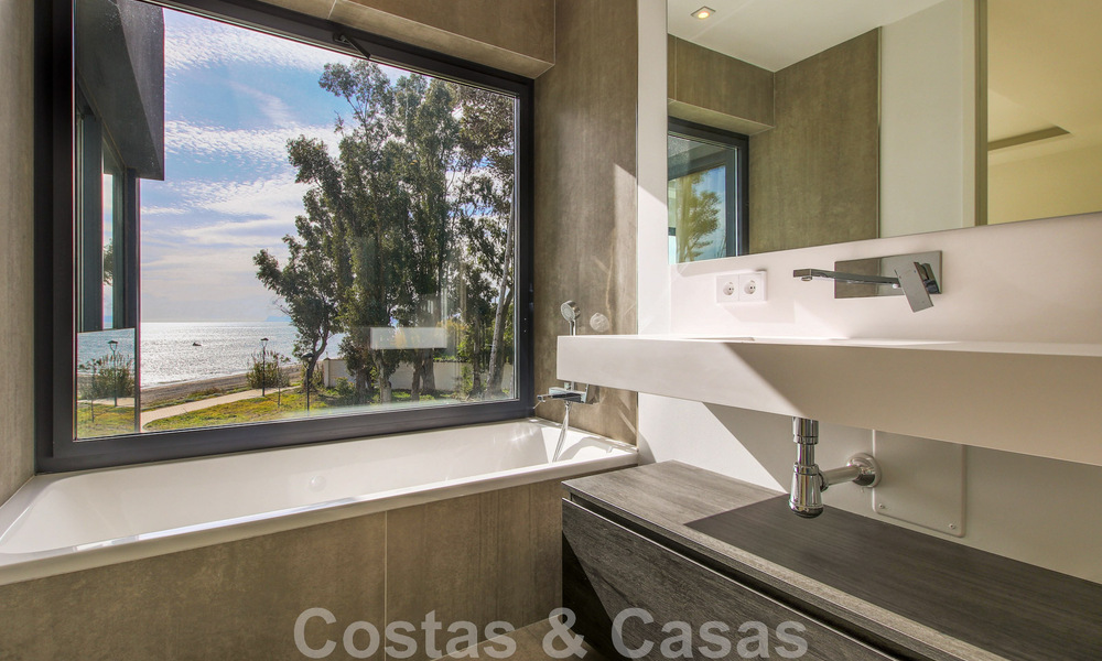 Casa adosada, lista para entrar a vivir con vistas frontales al mar, en venta a pocos minutos a pie del centro de Estepona 786320