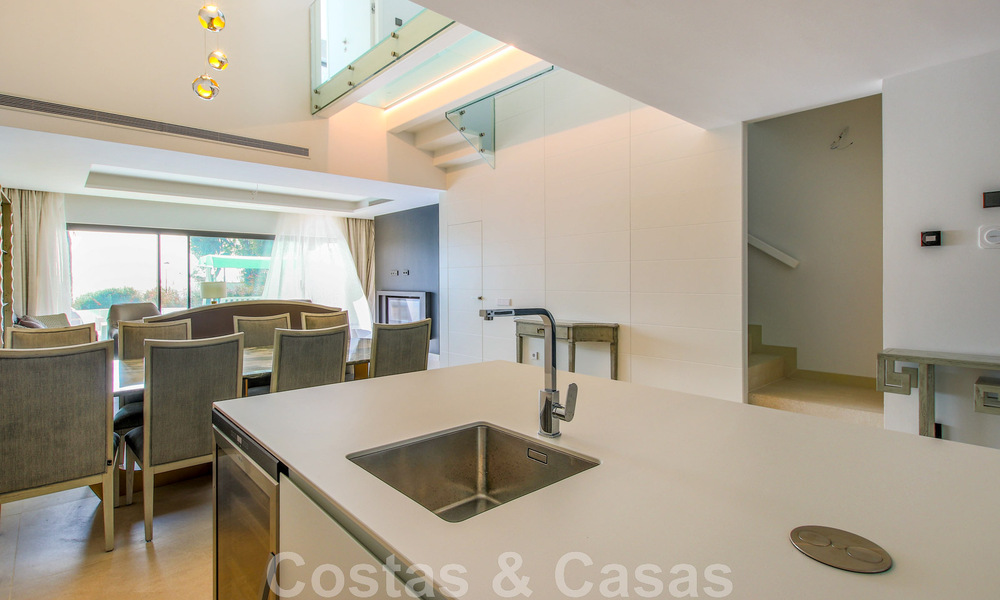 Casa adosada, lista para entrar a vivir con vistas frontales al mar, en venta a pocos minutos a pie del centro de Estepona 786322