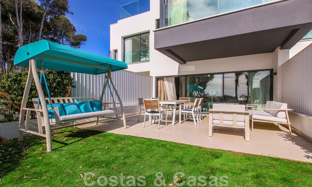 Casa adosada, lista para entrar a vivir con vistas frontales al mar, en venta a pocos minutos a pie del centro de Estepona 786324