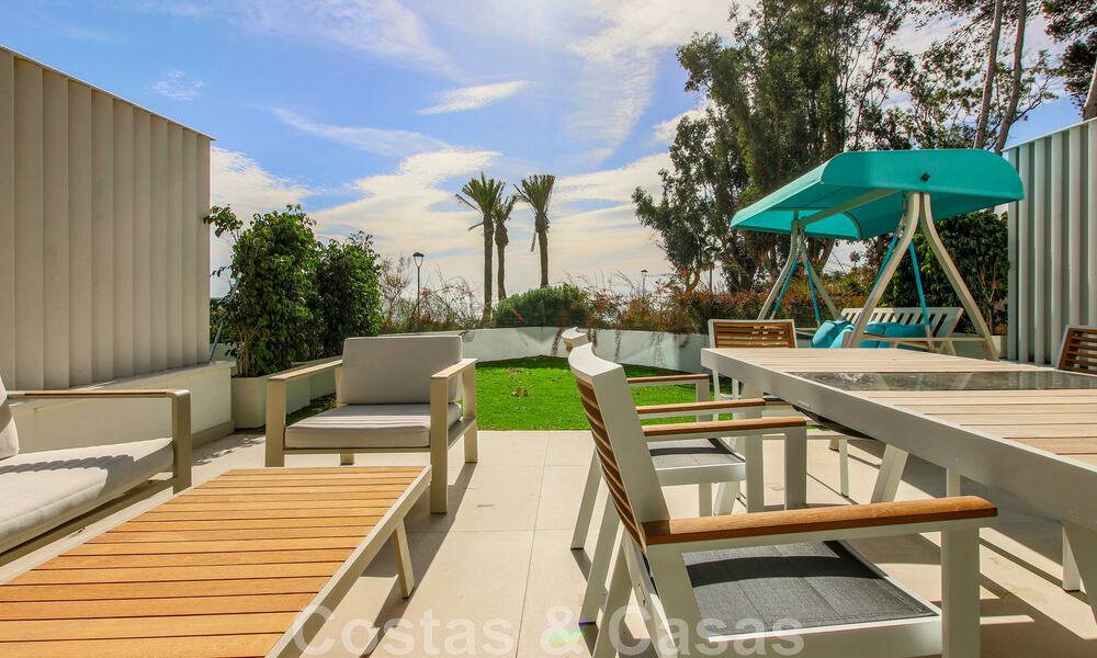 Casa adosada, lista para entrar a vivir con vistas frontales al mar, en venta a pocos minutos a pie del centro de Estepona 786327