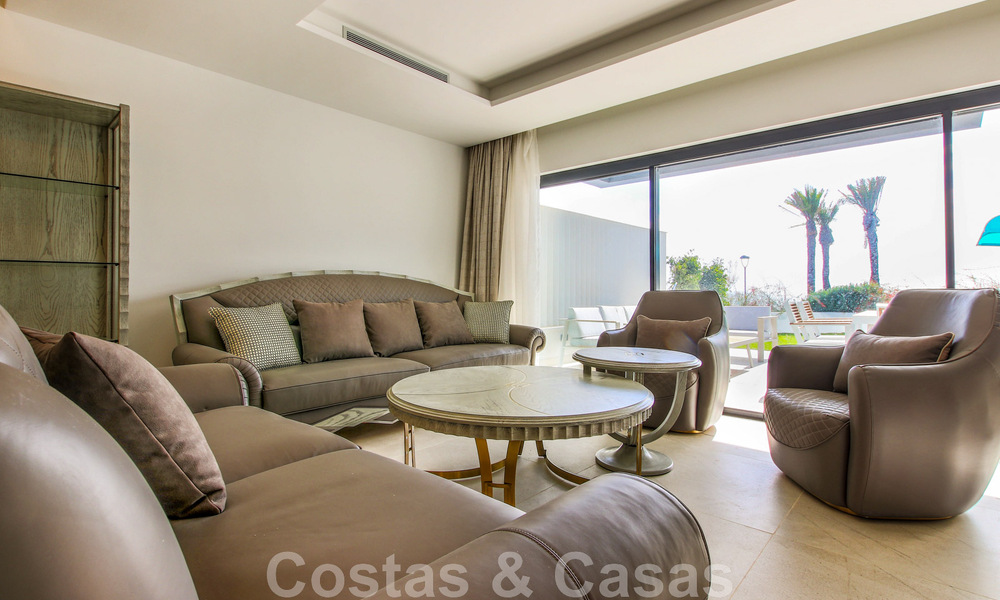 Casa adosada, lista para entrar a vivir con vistas frontales al mar, en venta a pocos minutos a pie del centro de Estepona 786328