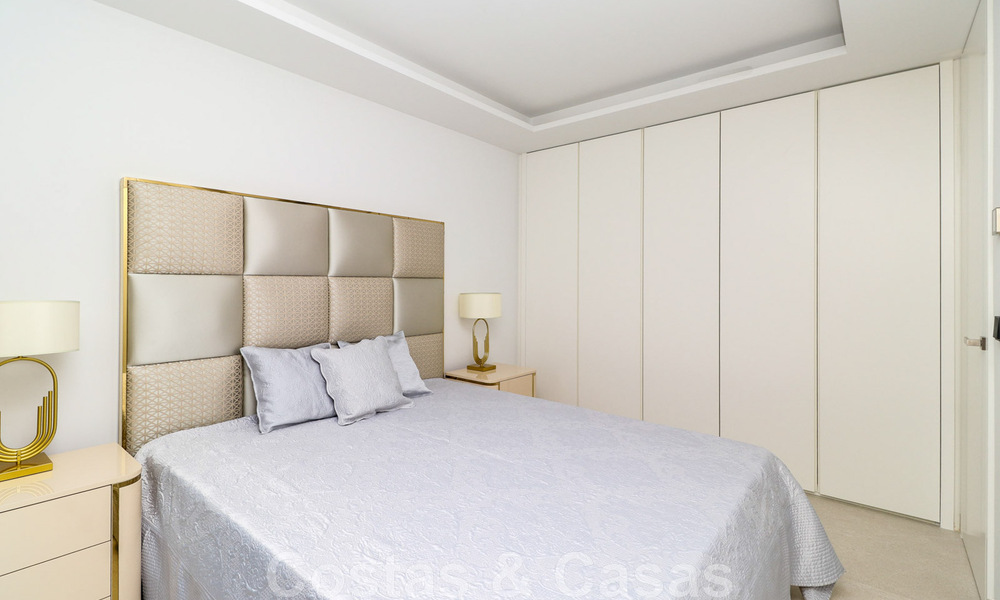 Casa adosada, lista para entrar a vivir con vistas frontales al mar, en venta a pocos minutos a pie del centro de Estepona 786331