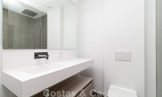 Casa adosada, lista para entrar a vivir con vistas frontales al mar, en venta a pocos minutos a pie del centro de Estepona 786332 