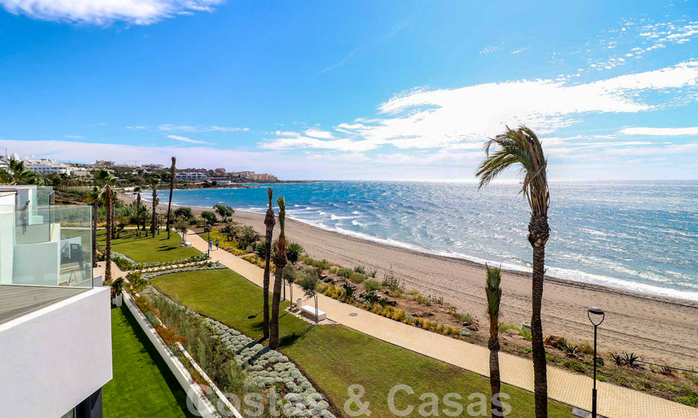Casa adosada, lista para entrar a vivir con vistas frontales al mar, en venta a pocos minutos a pie del centro de Estepona 786336
