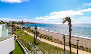 Casa adosada, lista para entrar a vivir con vistas frontales al mar, en venta a pocos minutos a pie del centro de Estepona 786336 