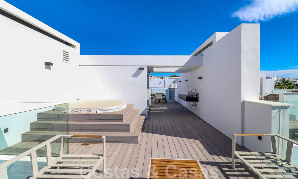 Casa adosada, lista para entrar a vivir con vistas frontales al mar, en venta a pocos minutos a pie del centro de Estepona 786337