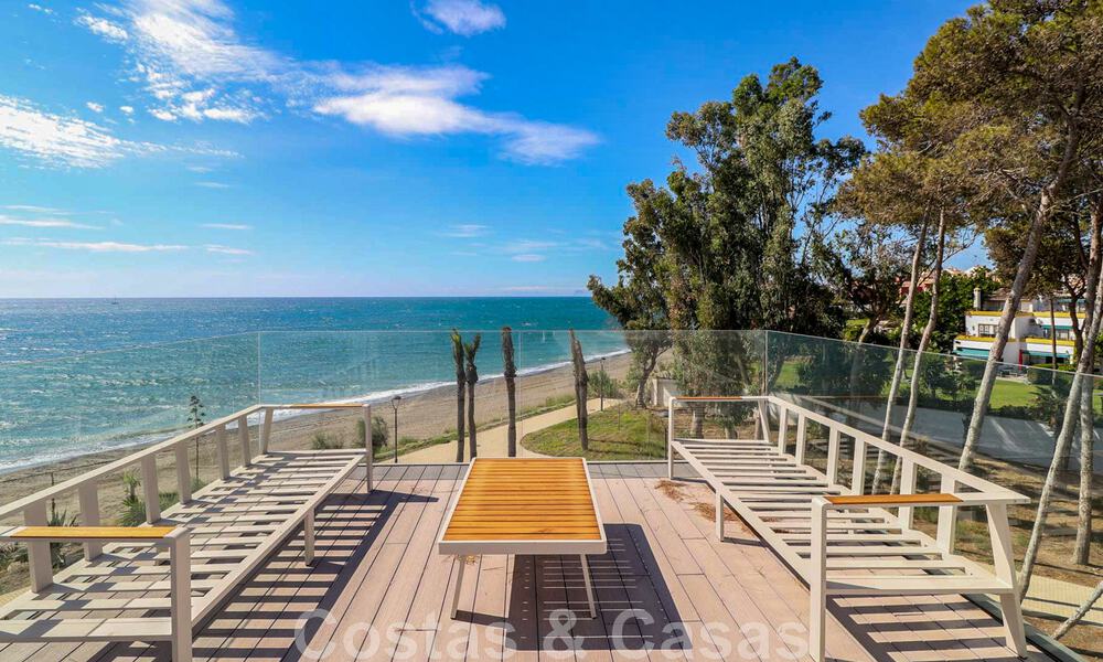 Casa adosada, lista para entrar a vivir con vistas frontales al mar, en venta a pocos minutos a pie del centro de Estepona 786342