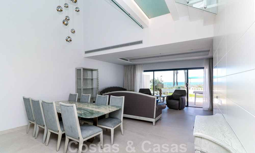 Casa adosada, lista para entrar a vivir con vistas frontales al mar, en venta a pocos minutos a pie del centro de Estepona 786343