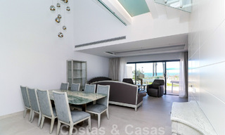 Casa adosada, lista para entrar a vivir con vistas frontales al mar, en venta a pocos minutos a pie del centro de Estepona 786343 
