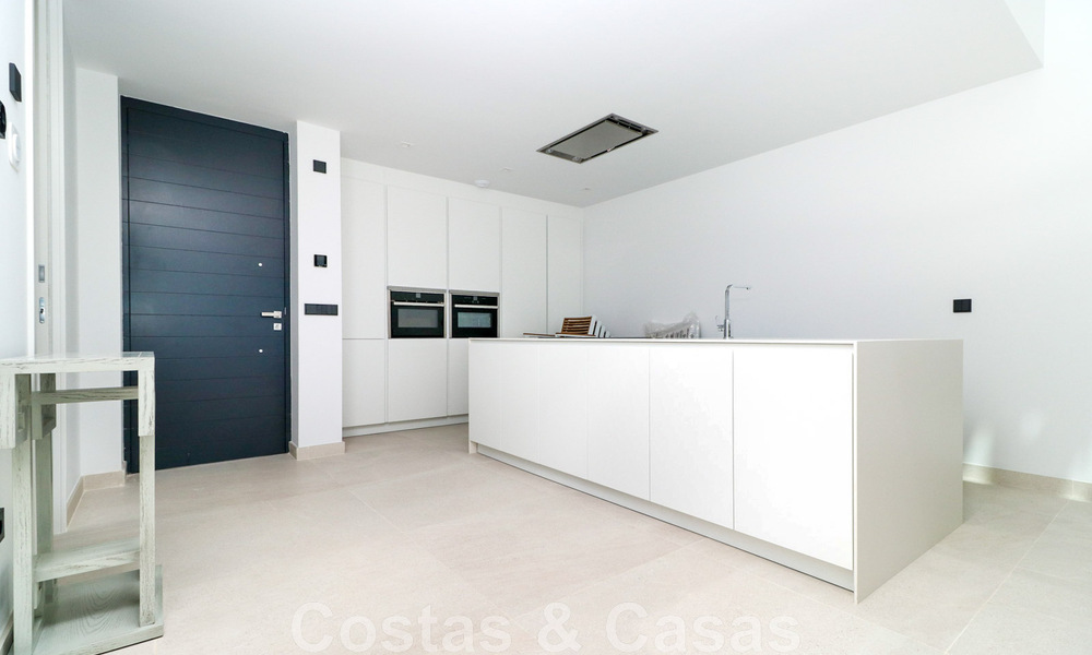 Casa adosada, lista para entrar a vivir con vistas frontales al mar, en venta a pocos minutos a pie del centro de Estepona 786346