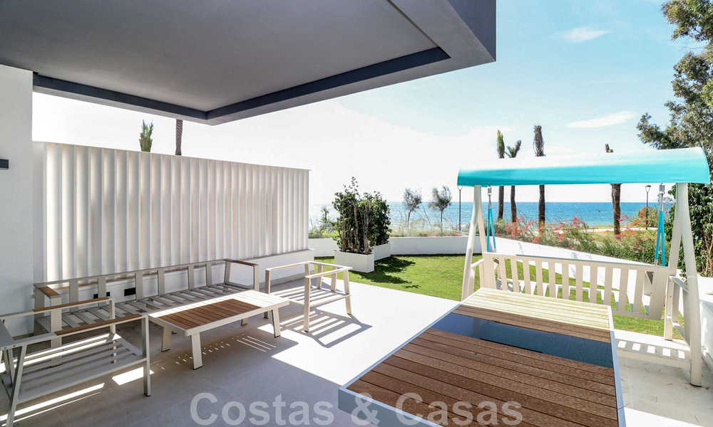 Casa adosada, lista para entrar a vivir con vistas frontales al mar, en venta a pocos minutos a pie del centro de Estepona 786349