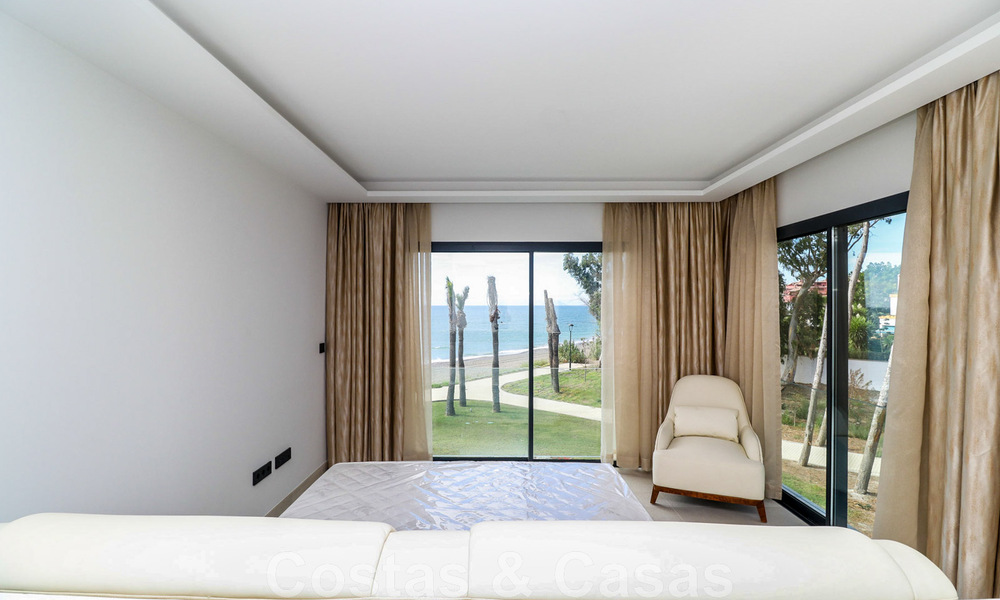 Casa adosada, lista para entrar a vivir con vistas frontales al mar, en venta a pocos minutos a pie del centro de Estepona 786350