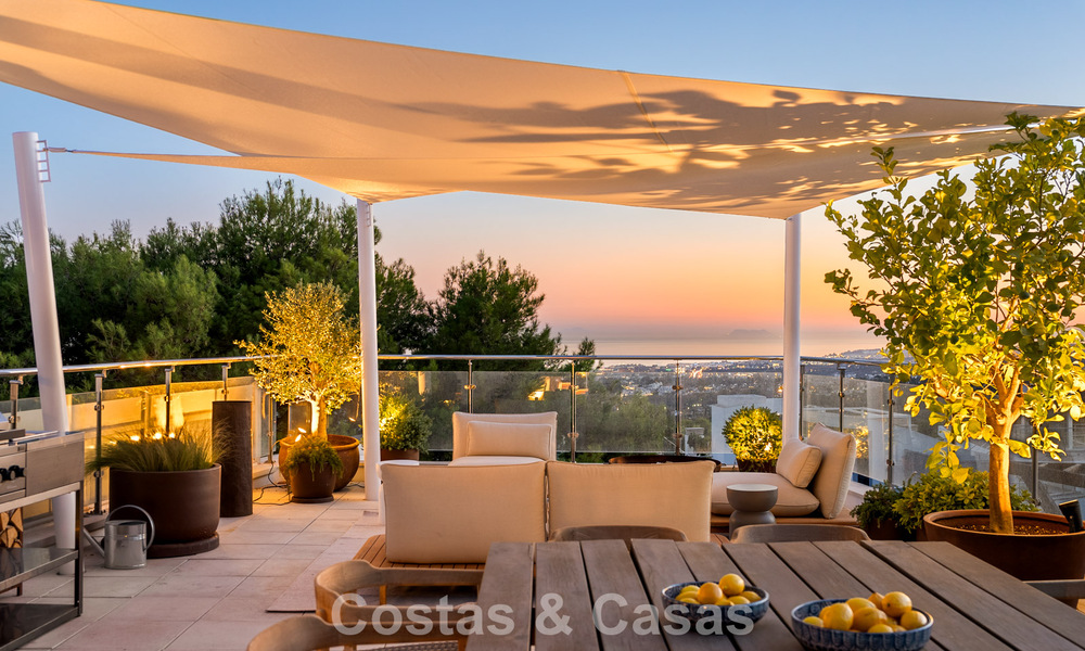 Lujosa casa modernista con piscina privada, lista para entrar a vivir, en venta en Sierra Blanca, en la Milla de Oro de Marbella 786641