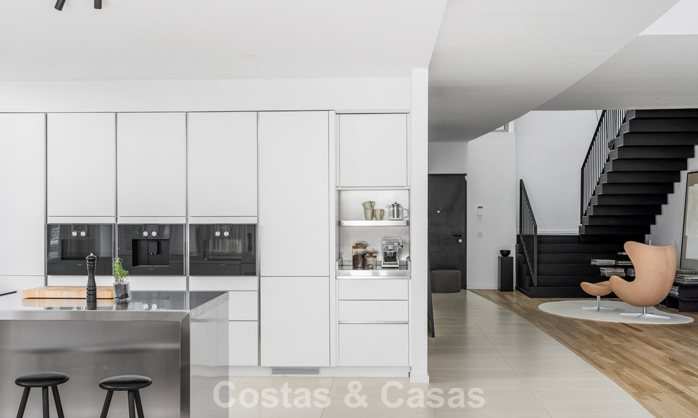 Lujosa casa modernista con piscina privada, lista para entrar a vivir, en venta en Sierra Blanca, en la Milla de Oro de Marbella 786649