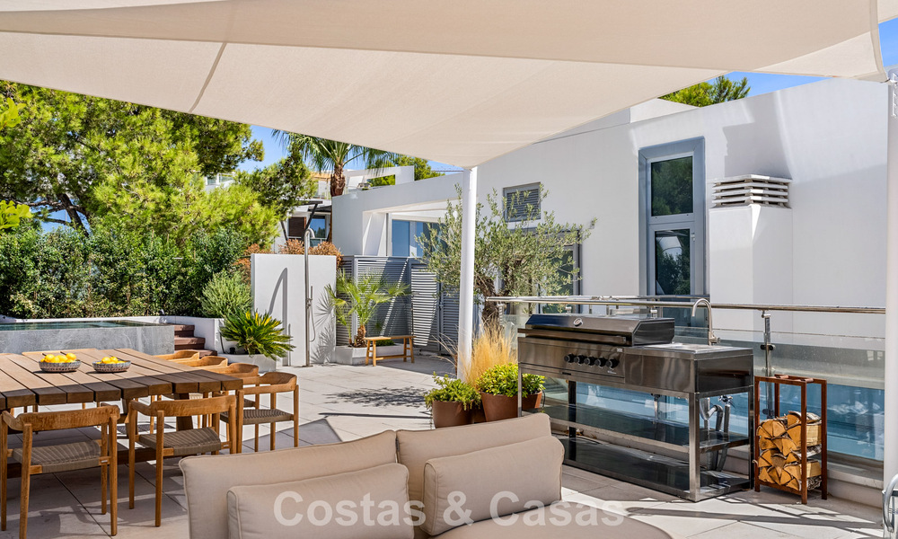 Lujosa casa modernista con piscina privada, lista para entrar a vivir, en venta en Sierra Blanca, en la Milla de Oro de Marbella 786656