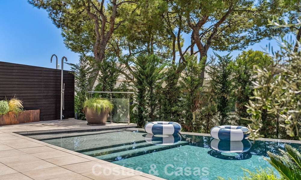 Lujosa casa modernista con piscina privada, lista para entrar a vivir, en venta en Sierra Blanca, en la Milla de Oro de Marbella 786660
