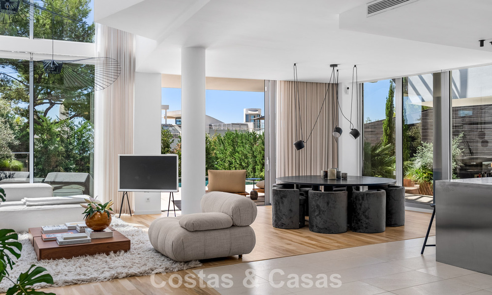 Lujosa casa modernista con piscina privada, lista para entrar a vivir, en venta en Sierra Blanca, en la Milla de Oro de Marbella 786661