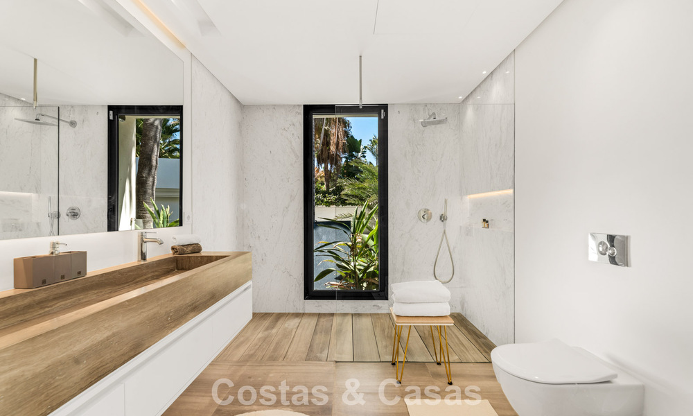 Villa modernista de lujo de una sola planta en venta a pocos pasos de la playa al este del centro de Marbella 786793