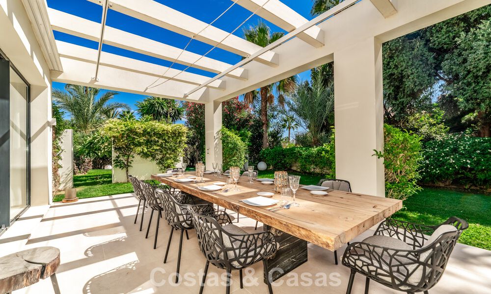Villa modernista de lujo de una sola planta en venta a pocos pasos de la playa al este del centro de Marbella 786796