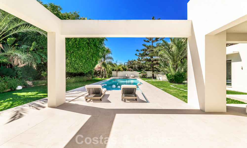 Villa modernista de lujo de una sola planta en venta a pocos pasos de la playa al este del centro de Marbella 786797