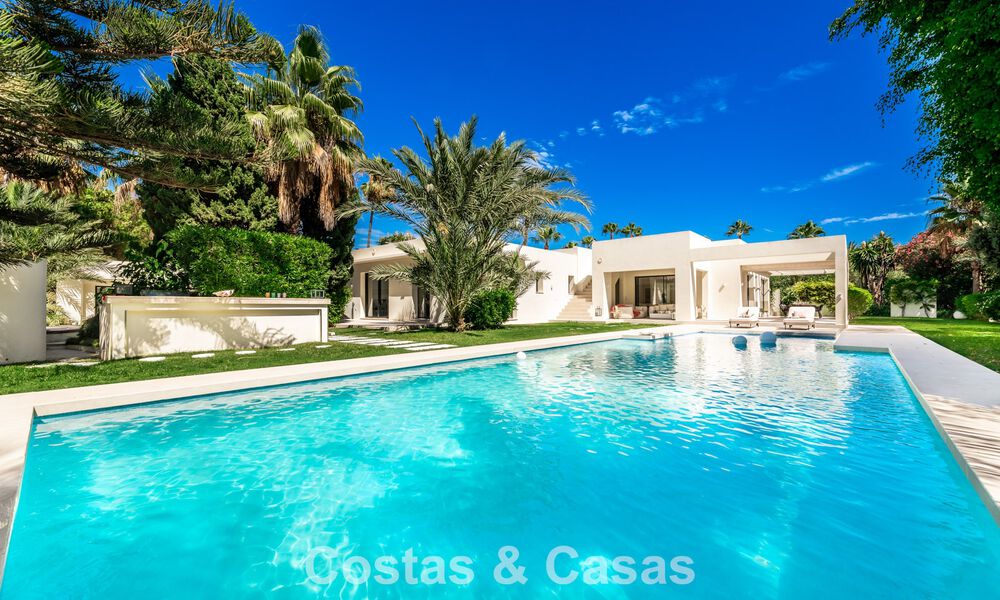 Villa modernista de lujo de una sola planta en venta a pocos pasos de la playa al este del centro de Marbella 786800