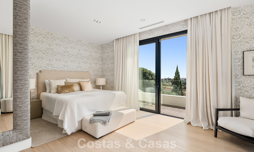 Villa familiar modernizada en venta en un atractivo entorno de golf en Nueva Andalucía, Marbella 786805