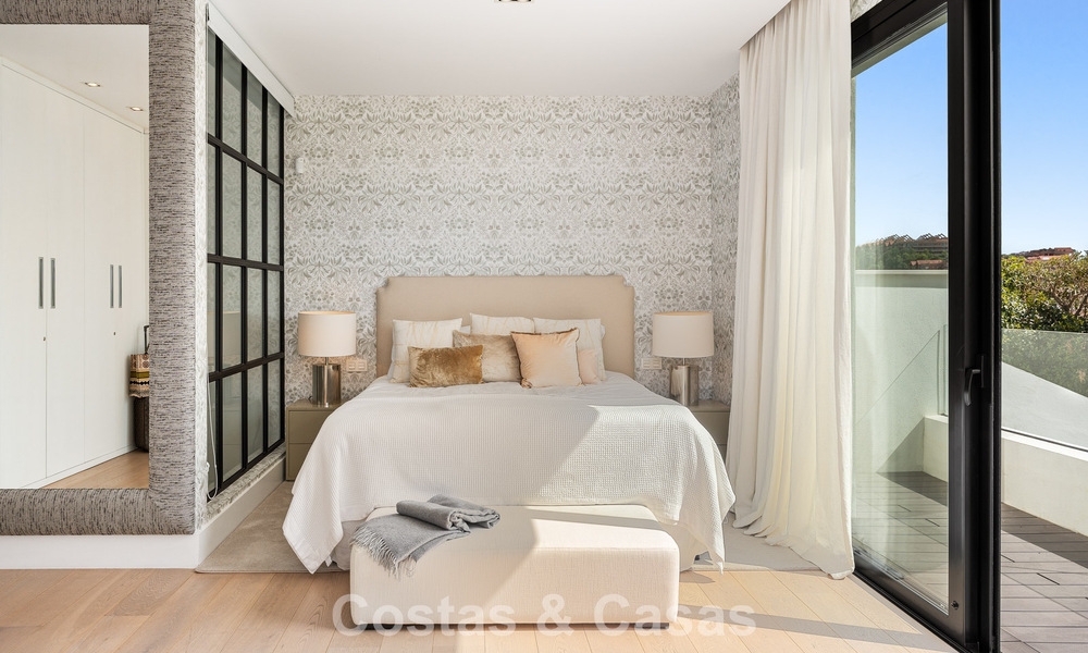 Villa familiar modernizada en venta en un atractivo entorno de golf en Nueva Andalucía, Marbella 786807