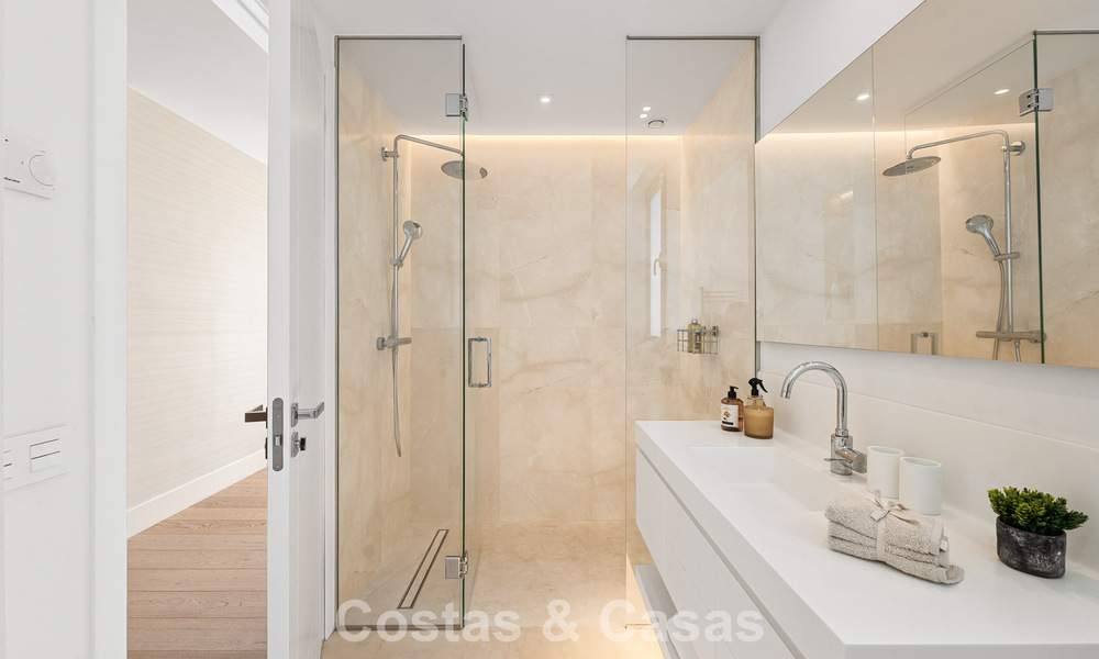 Villa familiar modernizada en venta en un atractivo entorno de golf en Nueva Andalucía, Marbella 786809