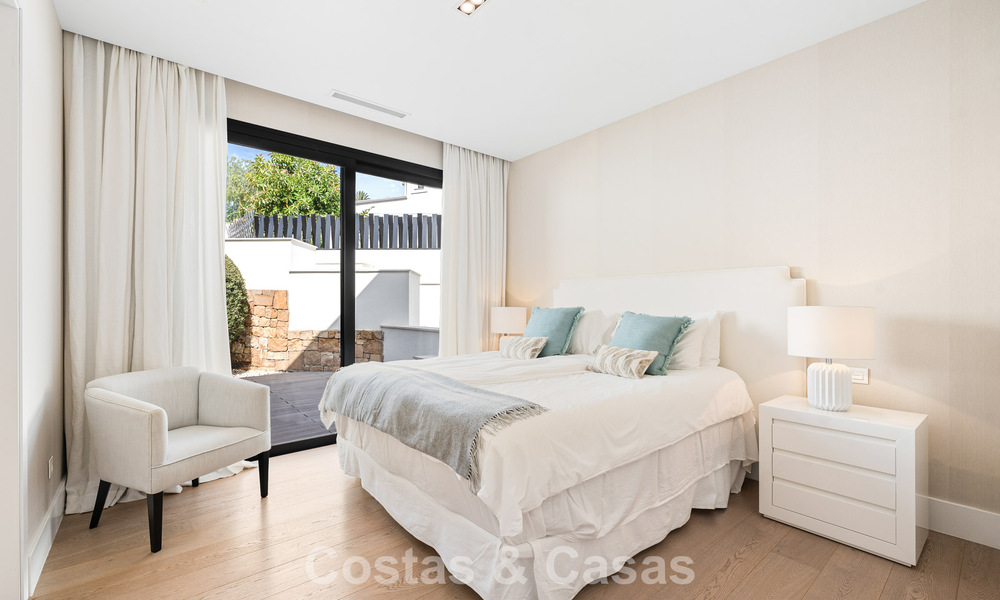 Villa familiar modernizada en venta en un atractivo entorno de golf en Nueva Andalucía, Marbella 786813