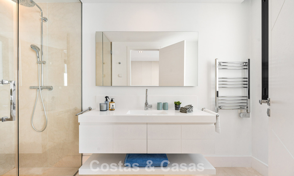 Villa familiar modernizada en venta en un atractivo entorno de golf en Nueva Andalucía, Marbella 786814