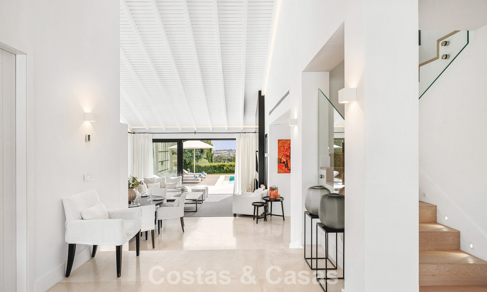 Villa familiar modernizada en venta en un atractivo entorno de golf en Nueva Andalucía, Marbella 786820