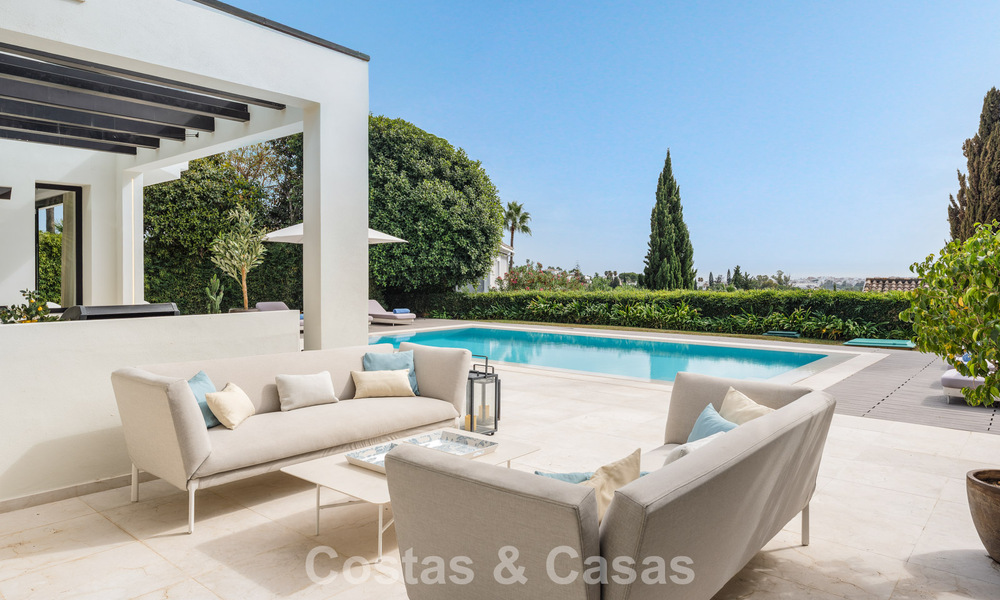 Villa familiar modernizada en venta en un atractivo entorno de golf en Nueva Andalucía, Marbella 786826