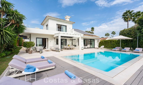 Villa familiar modernizada en venta en un atractivo entorno de golf en Nueva Andalucía, Marbella 786828