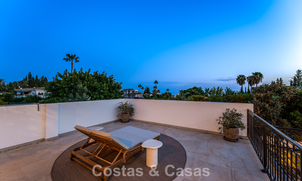 Lujosa villa renovada con vistas al mar en venta en la Milla de Oro de Marbella 786882