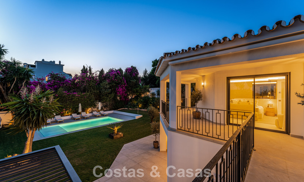 Lujosa villa renovada con vistas al mar en venta en la Milla de Oro de Marbella 786884