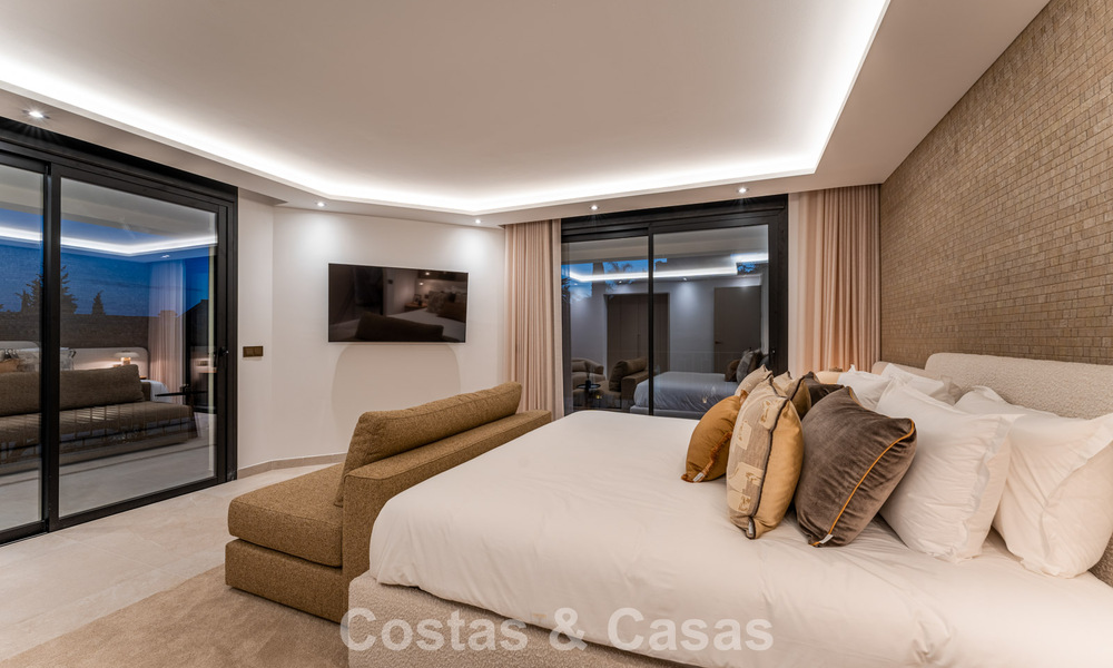 Lujosa villa renovada con vistas al mar en venta en la Milla de Oro de Marbella 786887