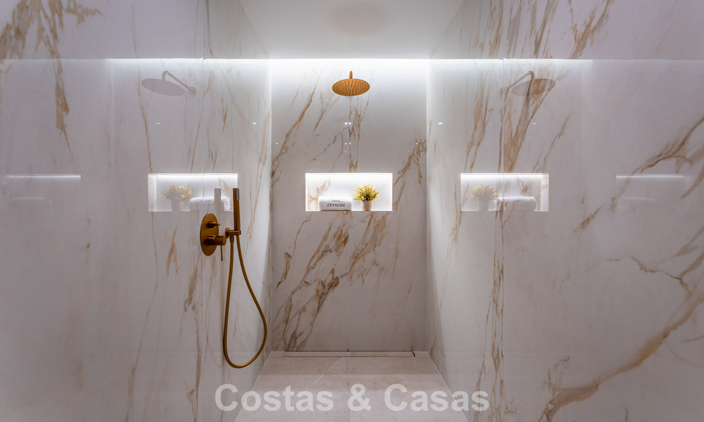 Lujosa villa renovada con vistas al mar en venta en la Milla de Oro de Marbella 786888