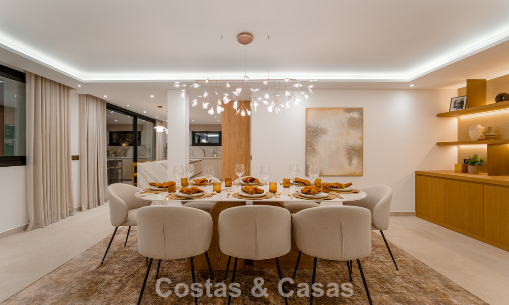 Lujosa villa renovada con vistas al mar en venta en la Milla de Oro de Marbella 786891