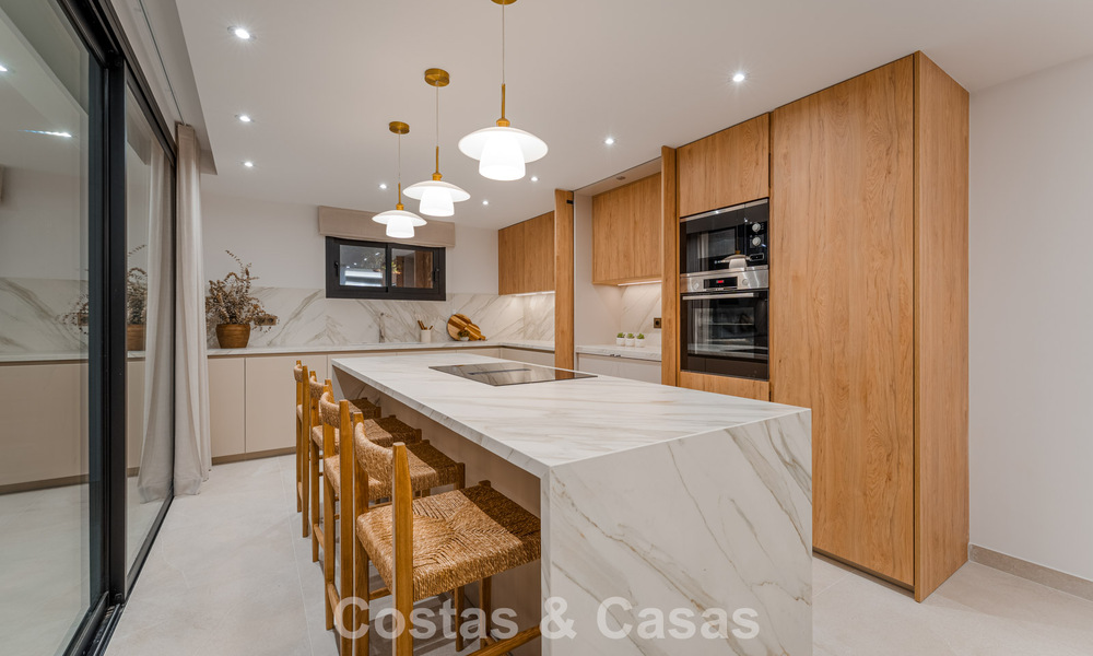 Lujosa villa renovada con vistas al mar en venta en la Milla de Oro de Marbella 786892