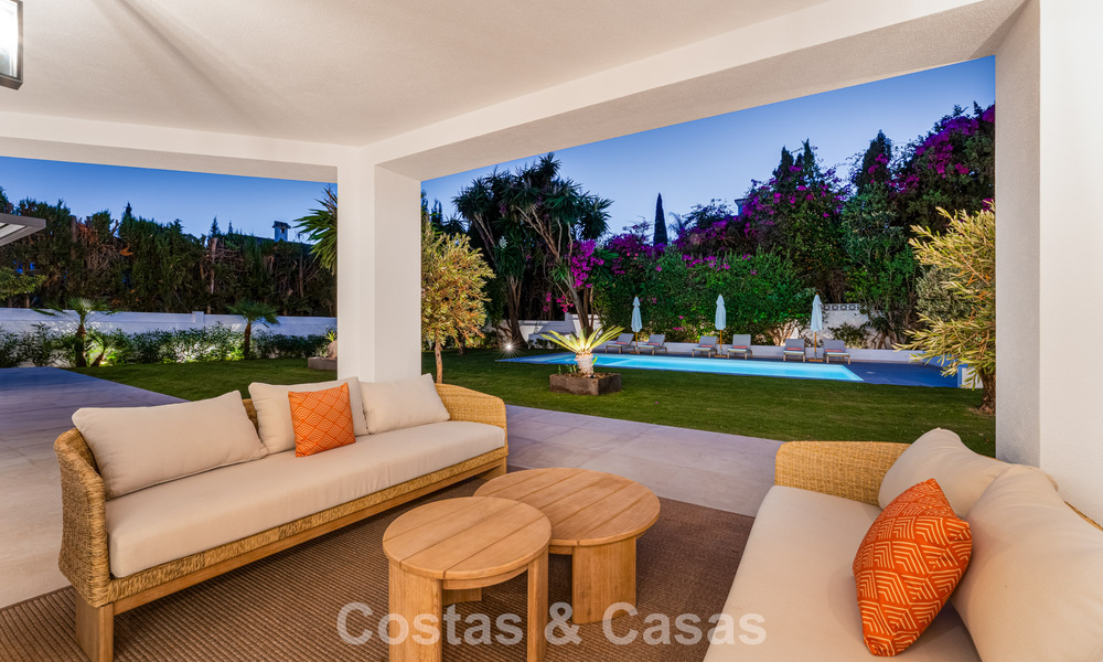 Lujosa villa renovada con vistas al mar en venta en la Milla de Oro de Marbella 786893