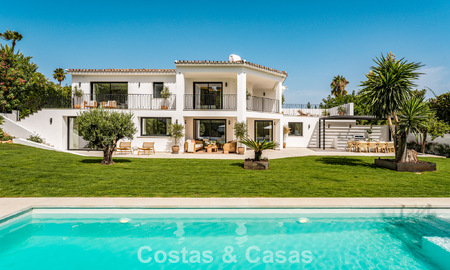 Lujosa villa renovada con vistas al mar en venta en la Milla de Oro de Marbella 786894