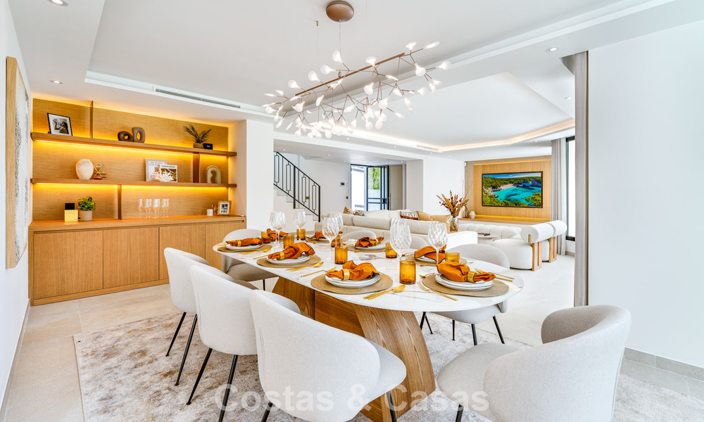 Lujosa villa renovada con vistas al mar en venta en la Milla de Oro de Marbella 786895