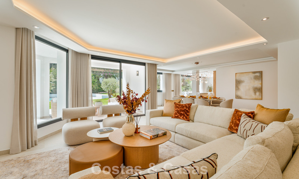 Lujosa villa renovada con vistas al mar en venta en la Milla de Oro de Marbella 786896